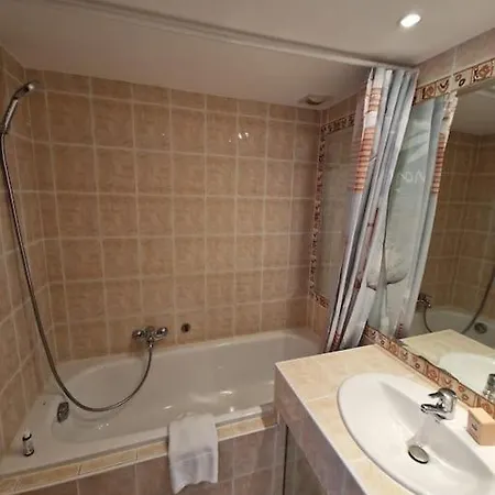 Le Juan Flore : Apt 4 Prs Vue Mer, Clim, Parking Apartment